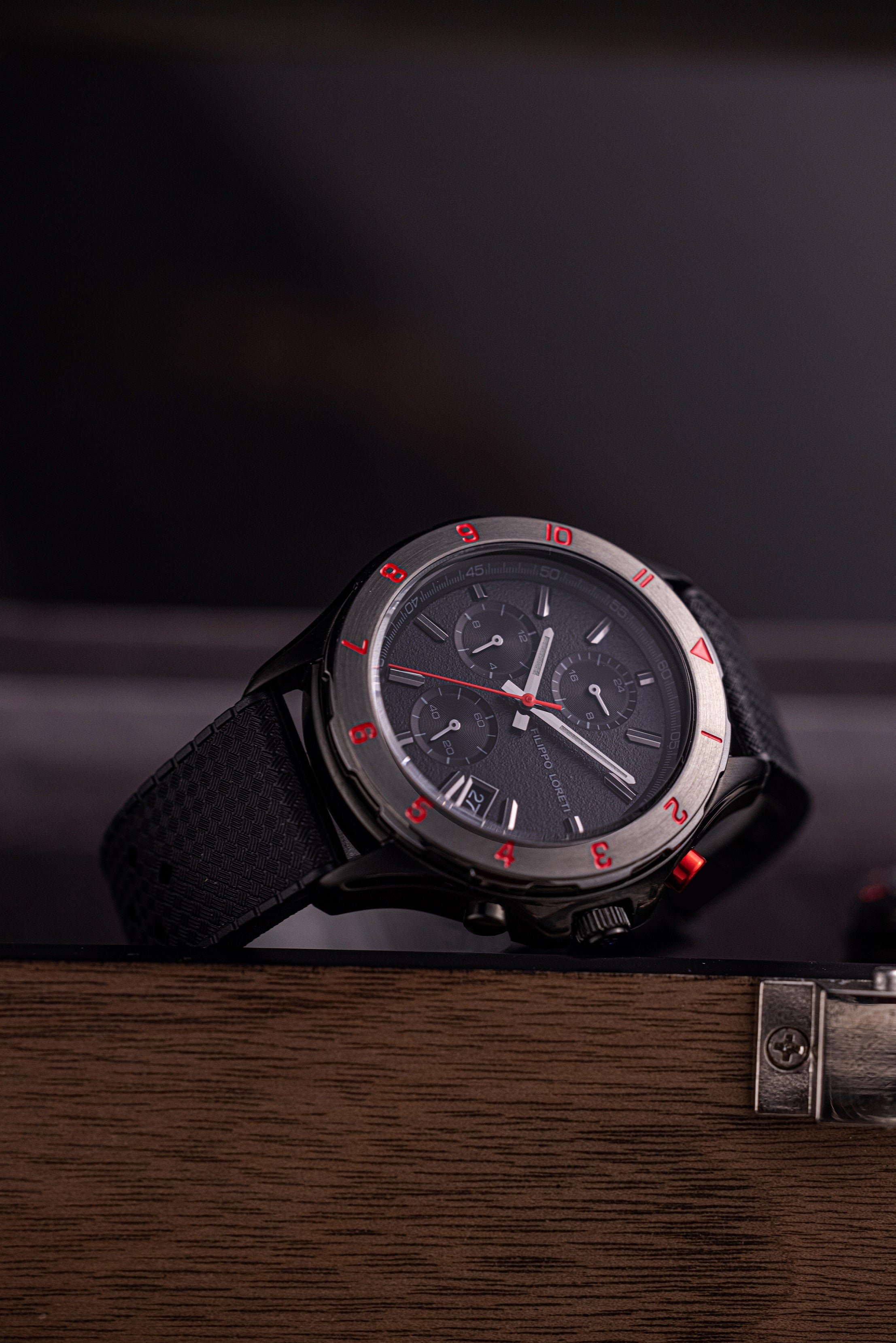 Pista Midnight Racer on a wooden surface, lifestyle shot